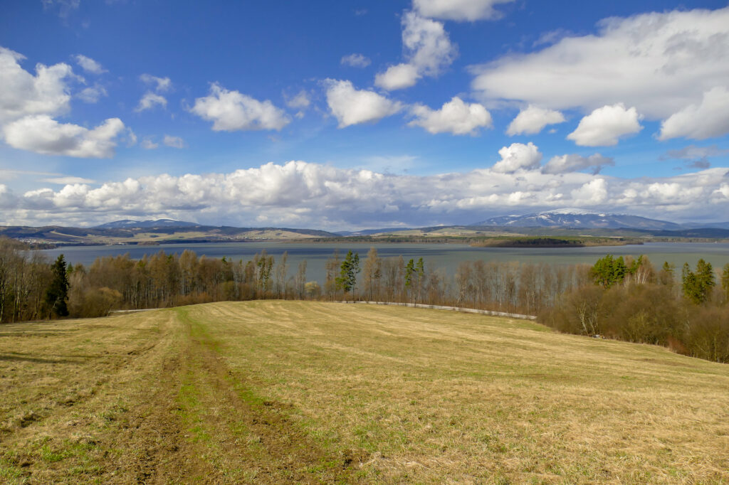 Wejście pozaszlakowe na Uhlisko, widok na Babią i Jezioro Orawskie