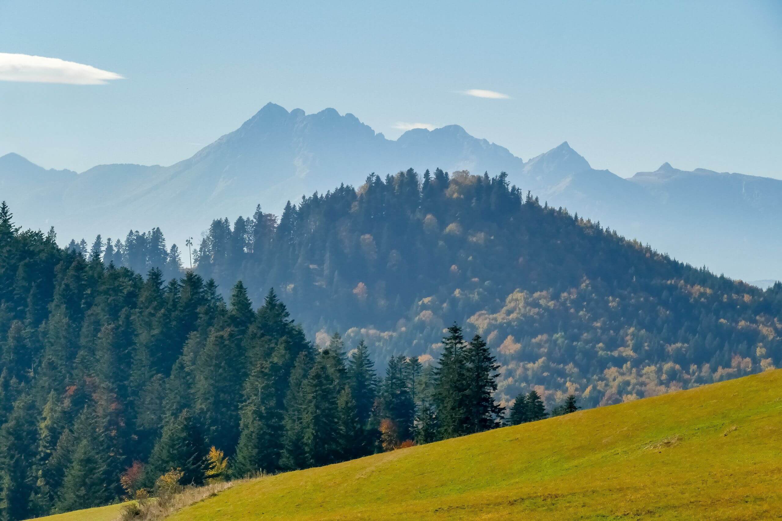 Jesień na szlaku z widokiem na Tatry