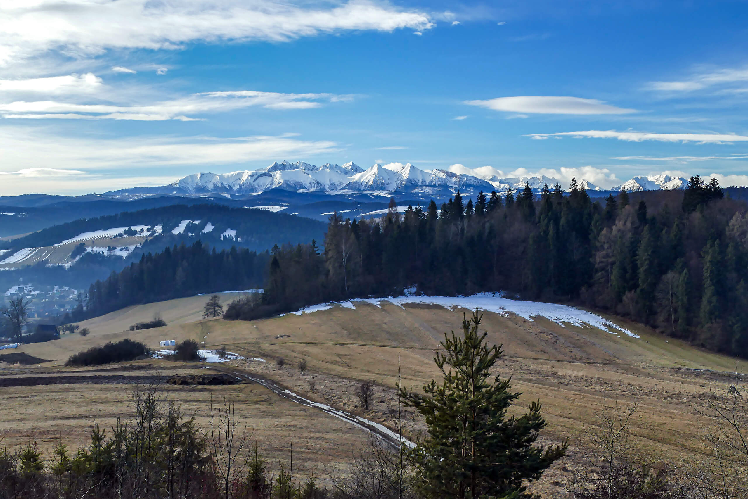 Widok na Tatry z punktu widokowego nad Sromowcami Wyżnymi