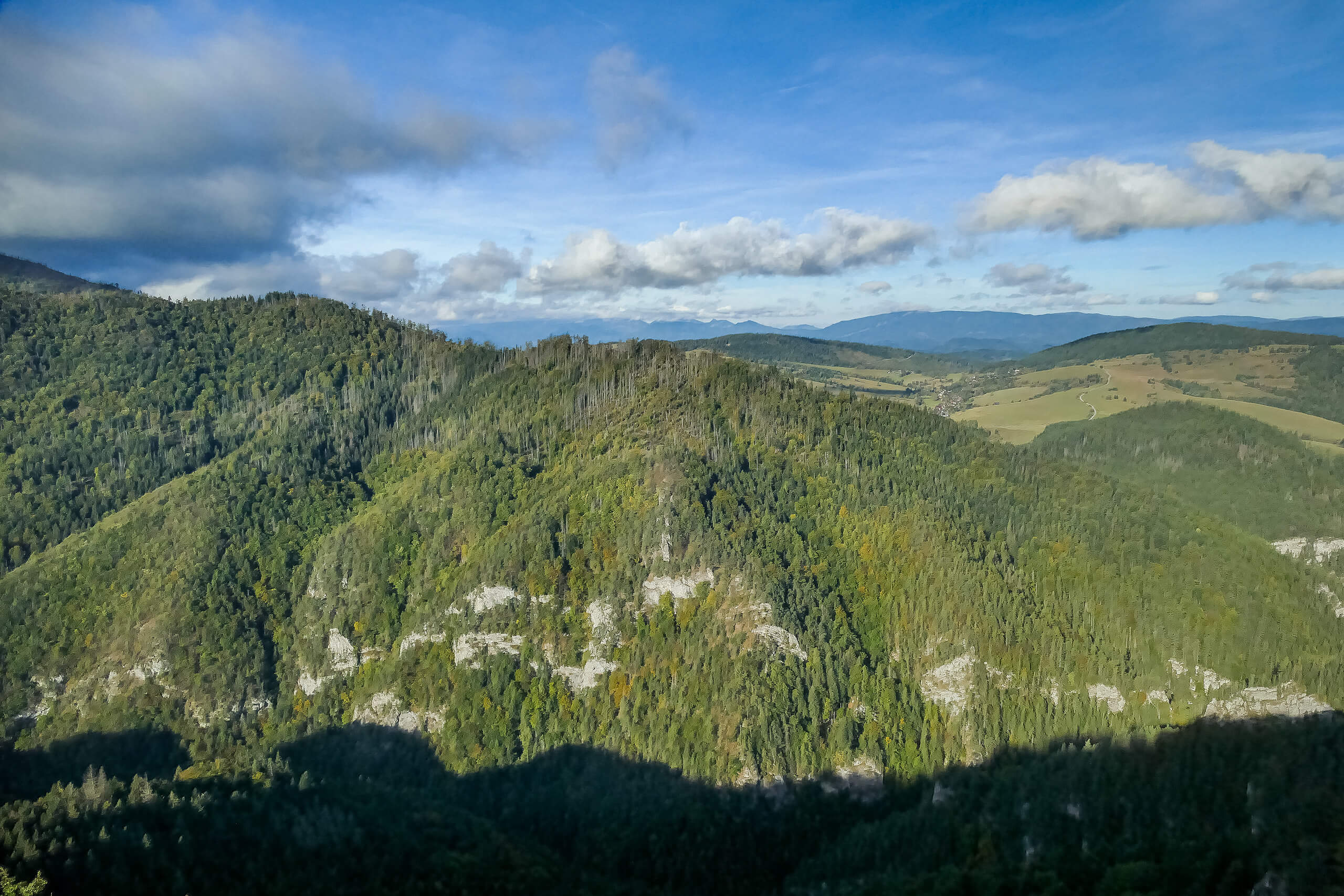 Widok z Ostergo Wierchu w stronę Gór Choczańskich i Mąłej Fatry