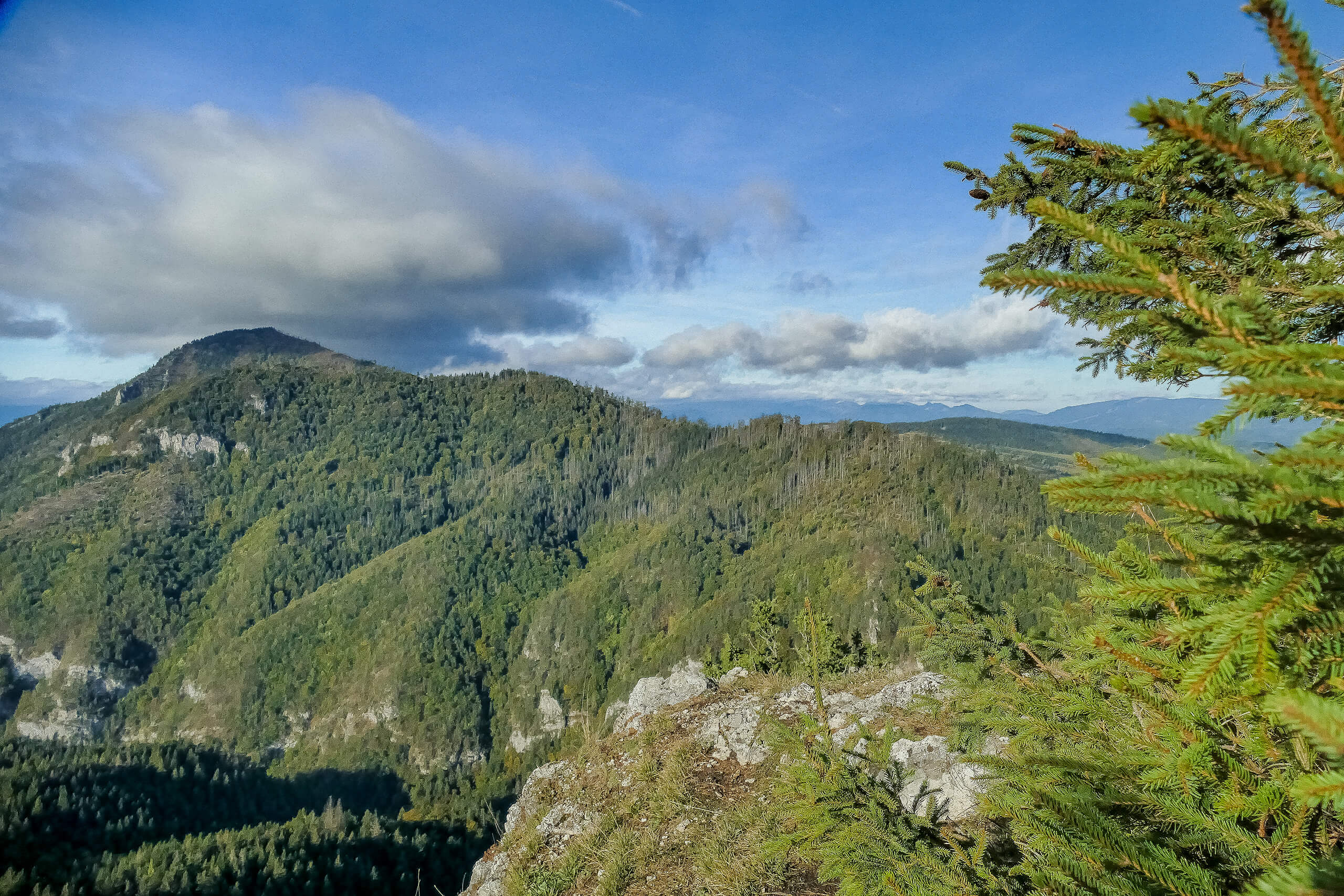 Widok z Ostergo Wierchu w stronę Gór Choczańskich i Mąłej Fatry