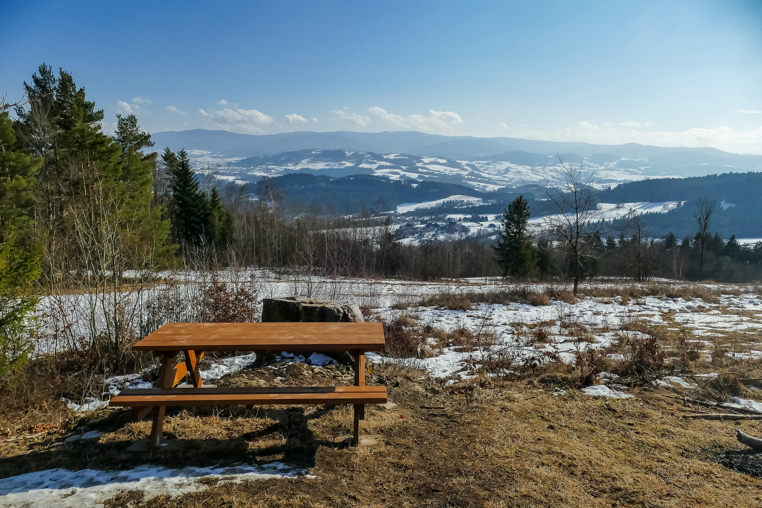 Ławostół i widok na Gorce i Tatry