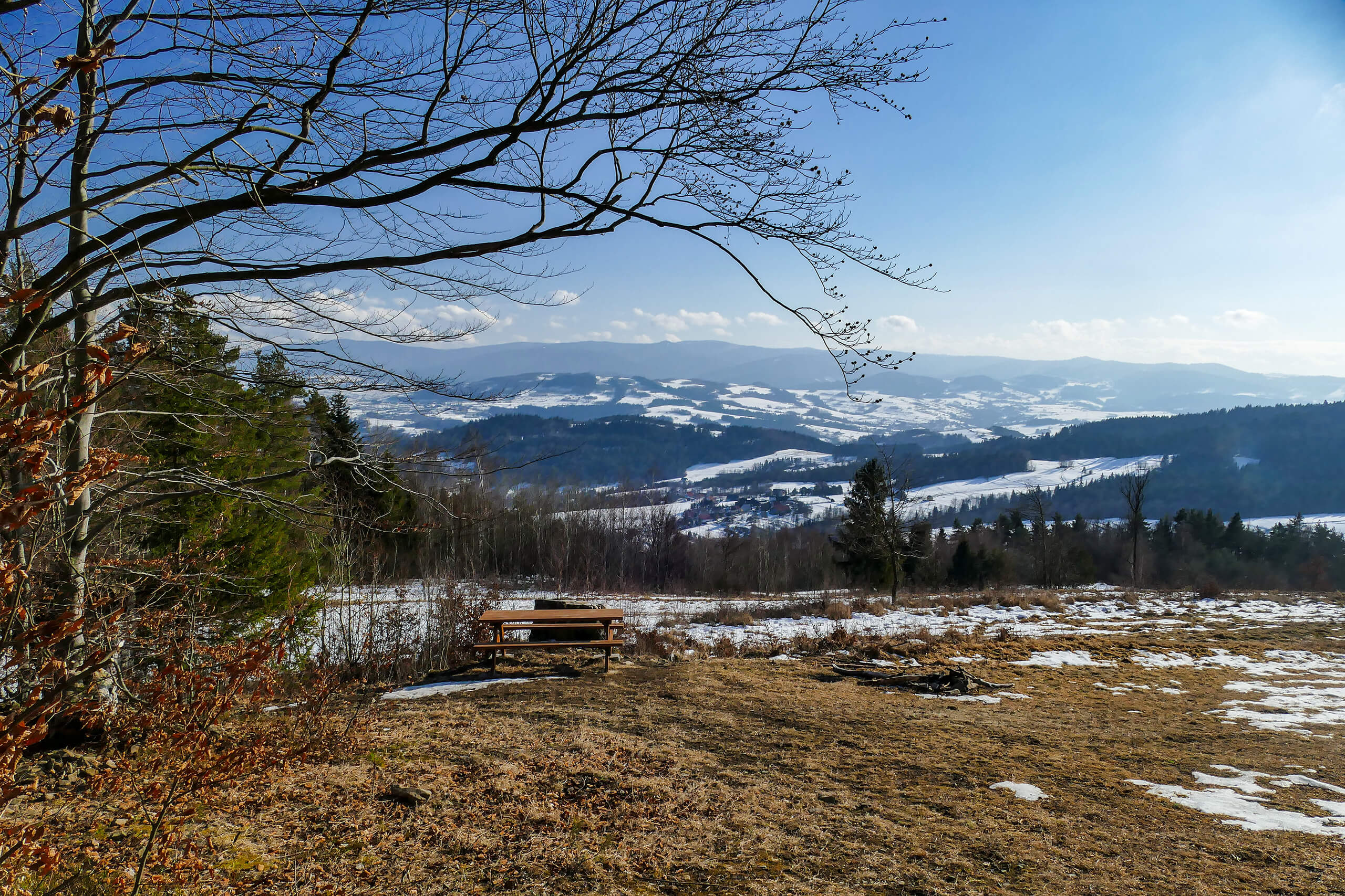 Ławostół i widok na Gorce i Tatry
